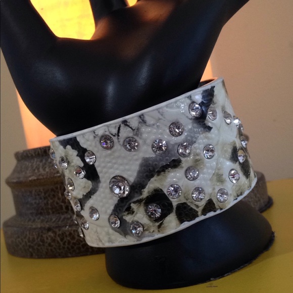 NEW Retro Bracelet Wide Band Cuff White Faux Snakeskin Leather Bling 39 Crystals - Picture 3 of 8